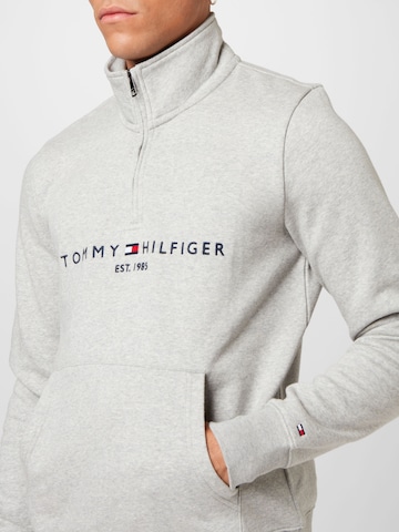 TOMMY HILFIGER Sweatshirt i grå