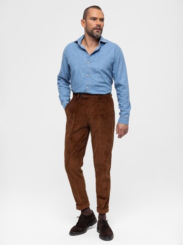 regular Pantaloni con pieghe di Antioch in marrone
