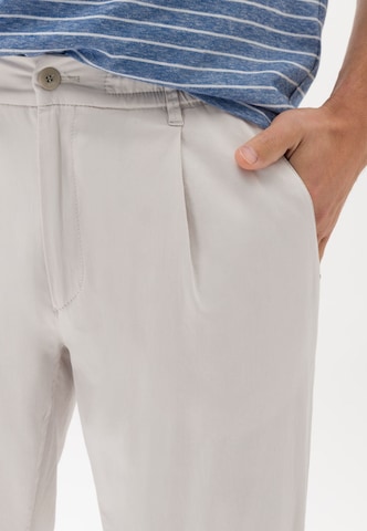 BRAX Štandardný strih Plisované nohavice 'Fabio' - biela