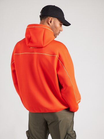 Sweat-shirt Nike Sportswear en rouge : derrière