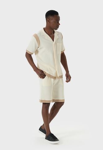 Tenue d'intérieur Tom Barron en beige : sur le côté