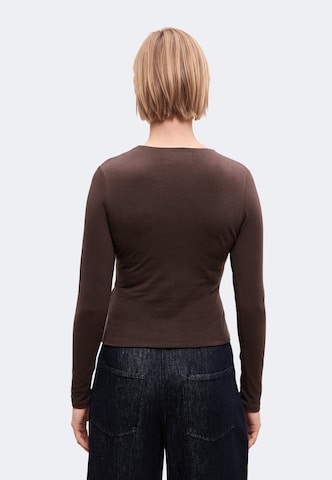 Abercrombie & Fitch Футболка в Коричневый: сзади