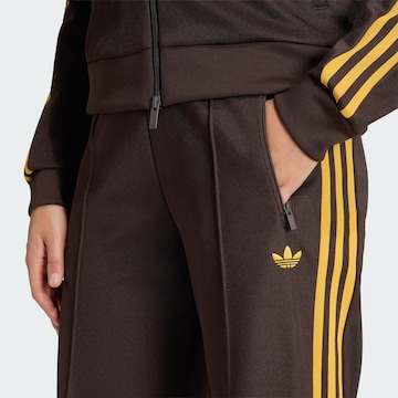 ADIDAS ORIGINALS - Loosefit Calças 'Classic' em castanho
