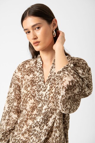 SOAKED IN LUXURY Bluse in Beige