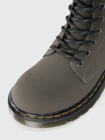 Dr. Martens Kozačky 'Serena' – šedá