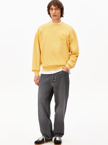 ARMEDANGELS Sweatshirt in Geel