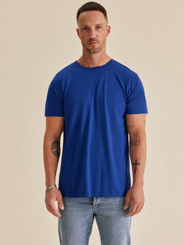 DAN FOX APPAREL جينز مضبوط قميص 'Piet' بلون أزرق: الأمام