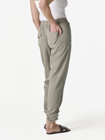 KOROSHI Tapered Housut värissä vihreä