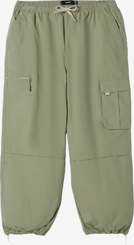 Bershka Loose fit Cargo trousers in Green: front