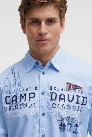 CAMP DAVID Slim Fit Strukturiertes Langarmhemd mit Logo-Applikationen in Blau