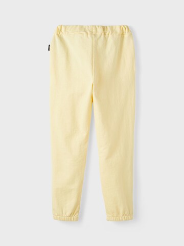 NAME IT - Tapered Calças em amarelo