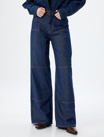 Koton Flared Jeans in Blauw: voorkant