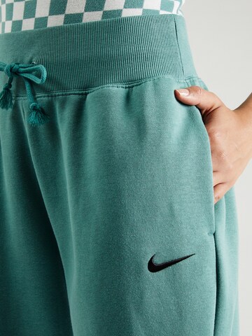 Nike Sportswear Дънки Tapered Leg Панталон 'PHOENIX FLEECE' в зелено