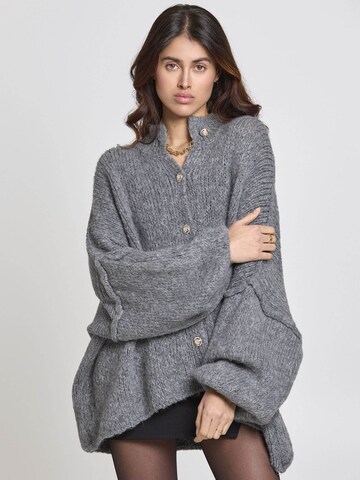 Lilavie Strickjacke ' Lolaa Oversize One Size ' in Grau: Vorderseite