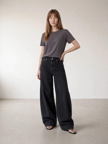 T-shirt 'The Alexi Logo T-shirt - Dark Grey' ARMIE en gris