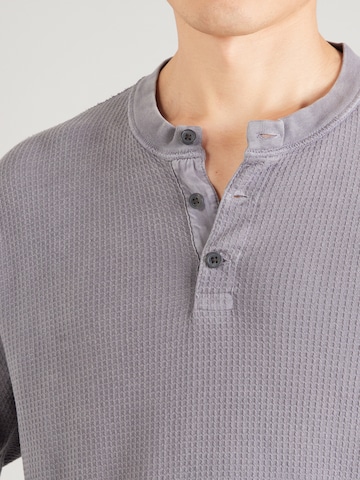 Abercrombie & Fitch Футболка в Серый