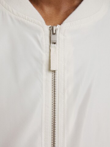 Bershka Prehodna jakna | bela barva