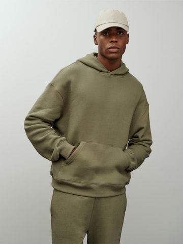 DAN FOX APPAREL Sweatshirt 'Essential Patrick' i grøn: forside