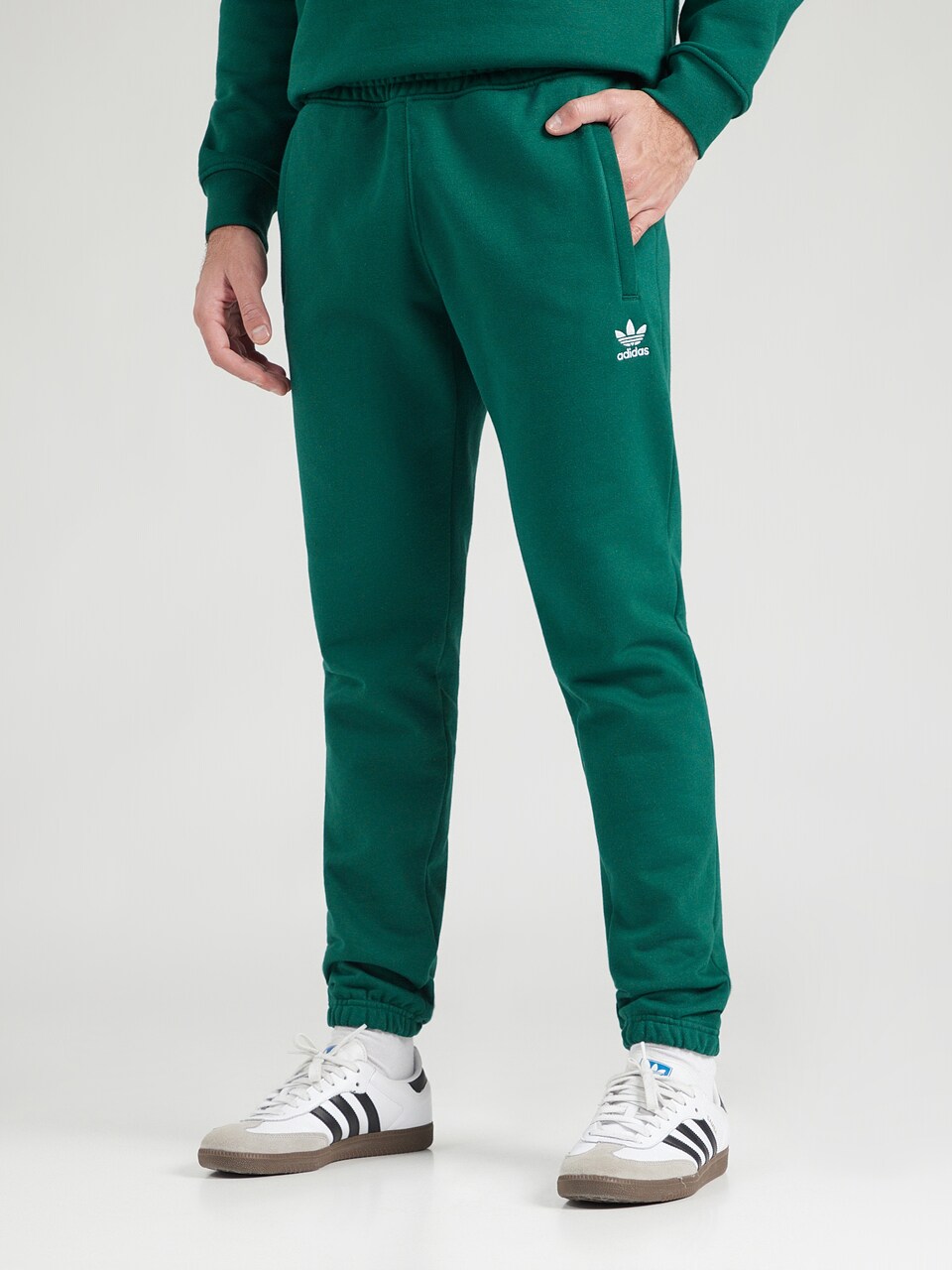 Tapered Pantaloni 'TREFOIL ESS' de la ADIDAS ORIGINALS pe verde: față