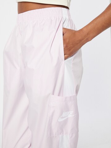 Tapered Pantaloni di Nike Sportswear in rosa