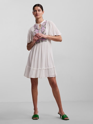 PIECES - Vestido camisero 'Veia' en blanco