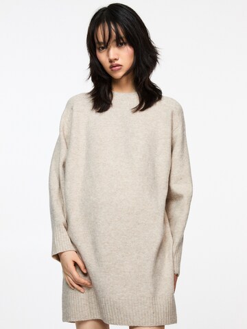 Pull&Bear Stickad klänning i beige: framsida