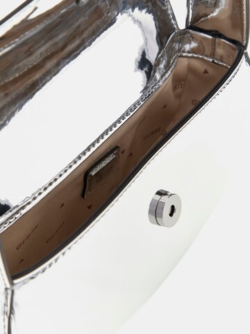GUESS Schultertasche 'Arnela' in Silber