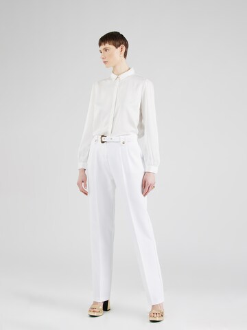 Regular Pantalon à pince Versace Jeans Couture en blanc