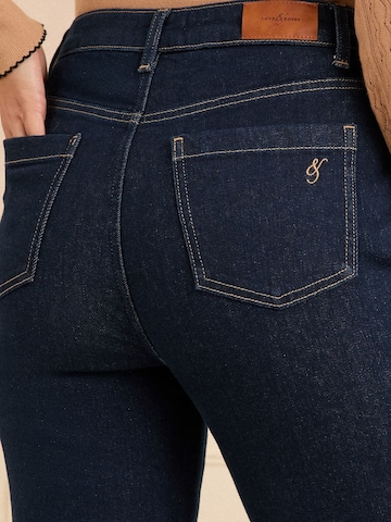 love & roses Tapered Jeans in Blauw