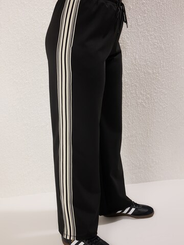 Trendyol Curve regular Παντελόνι σε μαύρο: μπροστά