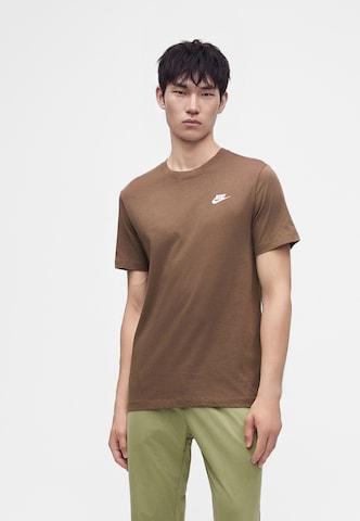 Regular fit Maglietta 'Club' di Nike Sportswear in marrone: frontale