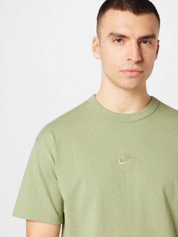Nike Sportswear Μπλουζάκι 'Premium Essentials' σε πράσινο