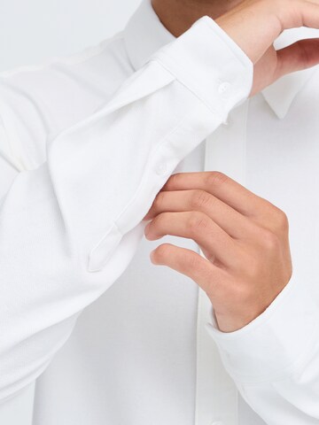Coupe slim Chemise 'CF Arthur' Casual Friday en blanc