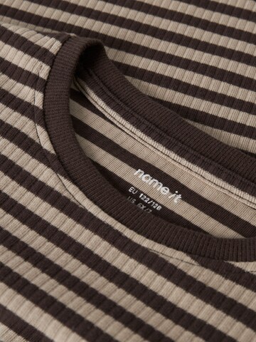 NAME IT - Camiseta en marrón