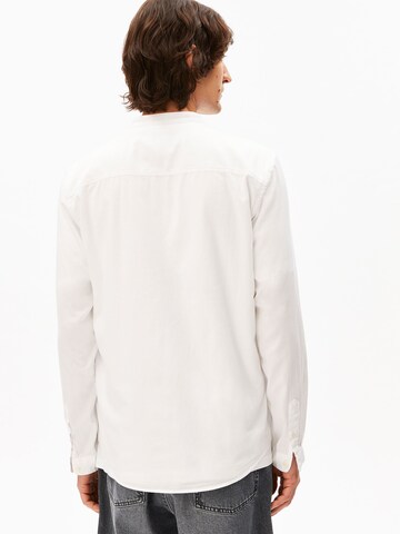 balta ARMEDANGELS Standartinis modelis Marškiniai 'Tomaasas'