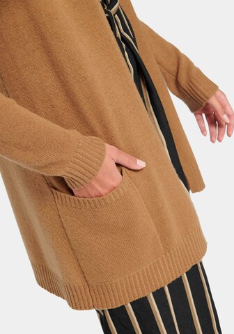 include Strickjacke in Braun