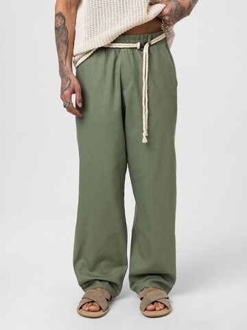 Dandalo Regular Trousers in Green: front