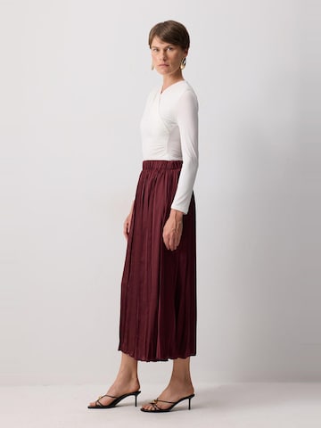 Touche Prive Skirt in Red