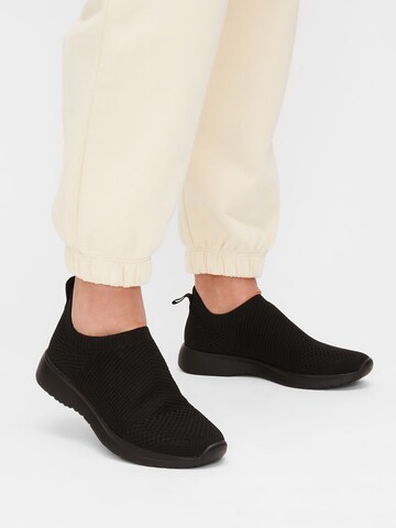 VAGABOND SHOEMAKERS Slip-Ons 'Cintia' in Black: front