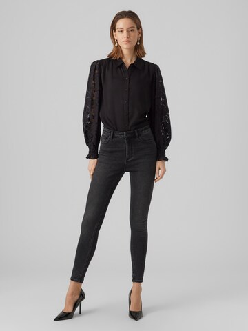 juoda VERO MODA Siauras Džinsai 'Sophia'
