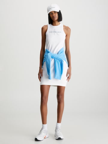 Calvin Klein Jeans - Vestido en blanco: frente