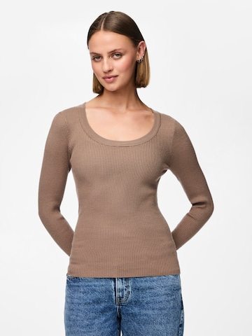 Pullover di PIECES in marrone: frontale