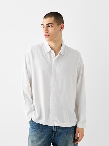 Coupe regular Chemise Bershka en blanc : devant