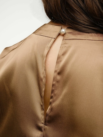 Liberte Essentiel Top ' PIP ' in Bruin