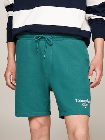 Tommy Jeans Regular Shorts in Grün