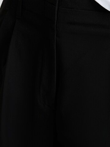 BershkaWide Leg/ Široke nogavice Hlače s naborima - crna boja