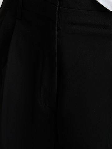 Bershka Wide leg Pleat-front trousers in Black