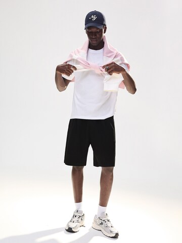 Bershka Regular Shorts in Schwarz