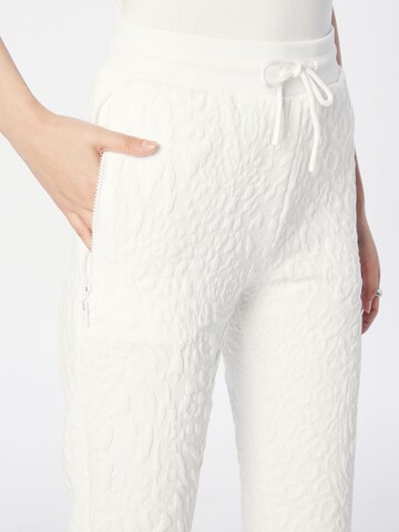 GUESS Tapered Sporthose 'CARINE' in Weiß