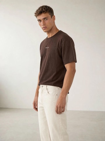 brūns ARMIE T-Krekls 'The Alex Logo T-shirt - Brown'